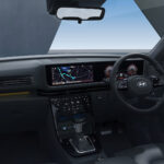 Desain eksterior yang berani berpadu dengan interior yang tegas dan modern